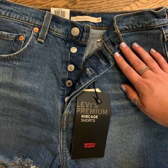 Levi’s Ribcage Shorts - Picture 6 of 7